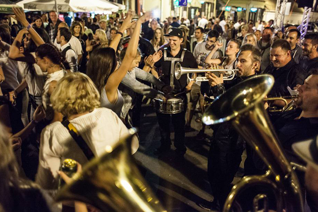 Guča Partyzans Brass Band a Mihály-napi búcsún